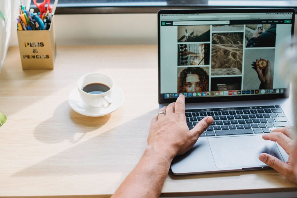 how to build a profitable niche website with AI